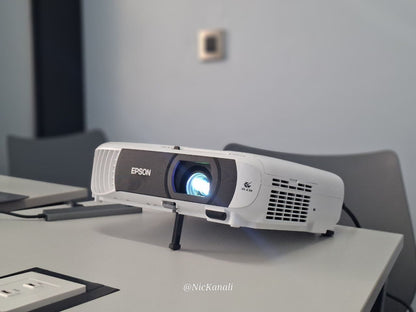 Epson EB-W55 WXGA 4000-Lumen Projector with Built-In Wi-Fi